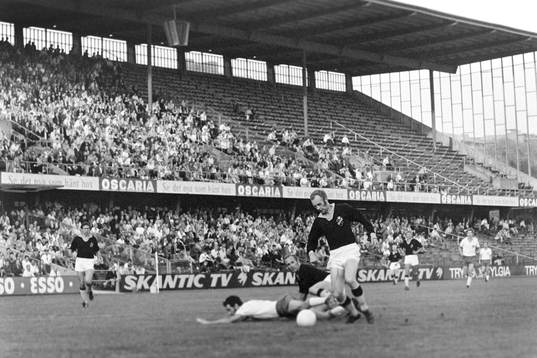 Curt Edenvik, AIK med bollen