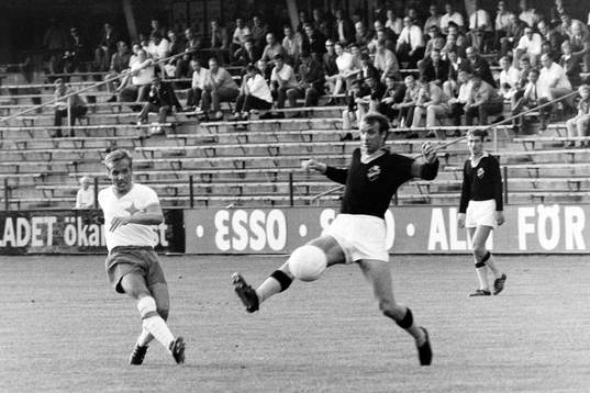 AIK.s Owe Ohlsson försöker stoppa ett skott från