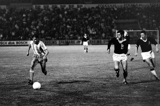 Håkan Eklund, Göteborg med bollen utmanas av Paolo