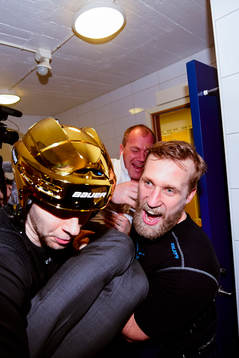 s Kevin Stenlund och Martin Thörnberg bär in tränare