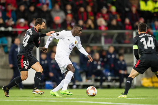 Östersunds Ken Sema mot Athletic Bilbaos Mikel Balenziaga