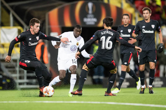 Östersunds Ken Sema mot Athletic Bilbaos Aymeric Laporte