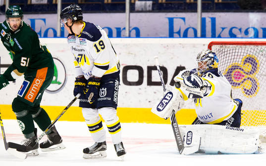 s målvakt Erik Ersberg fokuserar på pucken