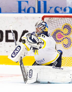 s målvakt Erik Ersberg fokuserar på pucken