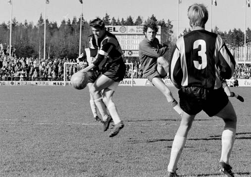 Östers Jan Lill-Damma Matsson skjuter förbi Hammarbys
