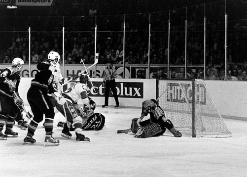 Trångt framför brynäs målvakt William Löfqvist