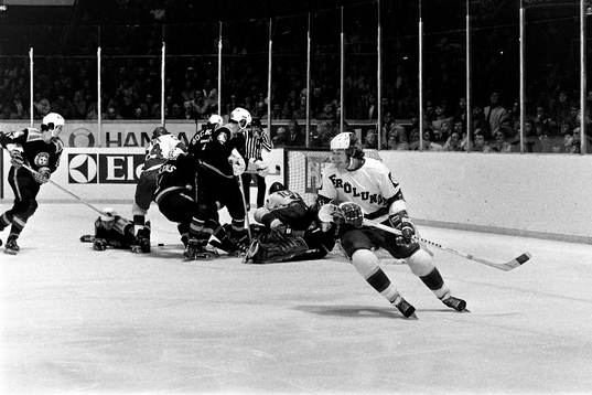 Trångt framför brynäs målvakt William Löfqvist