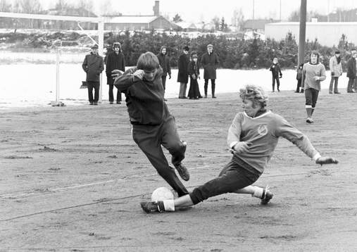 Hässleholms Jan Holmqvist stoppar en landskronaspelare
