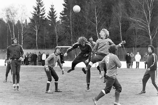 Hässleholms Jan Holmqvist i en nickduell. Lennart Larsson,