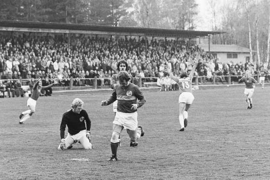 Hässleholms målvakt Claes Flink, Bertil Andersson och Kaj