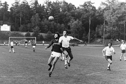 Hässleholms Alf Jönsson i kamp om bollen
