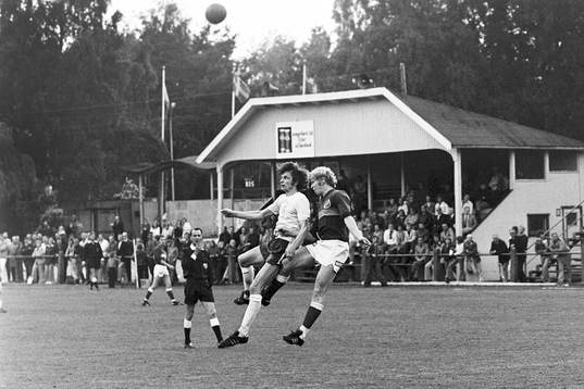 Hässleholms Jan Holmqvist i kamp om bollen