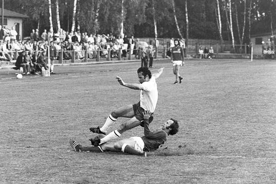 Hässleholms Lennart Ekström med en perfekt glidtackling