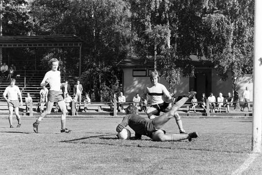 Bengt-Olof Rydell framför simrishamns målvakt