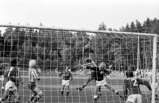 Hässleholms målvakt Claes Flink attackeras av en
