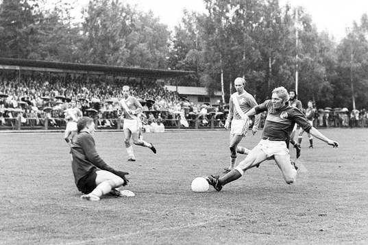 Hässleholms Jan Holmqvist försöker nå bollen framför