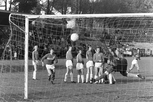 Bertil Andersson, Hässleholm slår in en frispark bakom