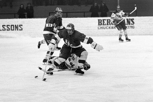 En röglespelare med pucken