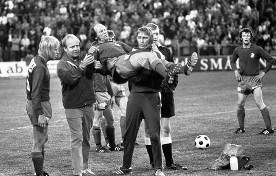 Tommy Svensson, Öster, skadar sig och bärs ut