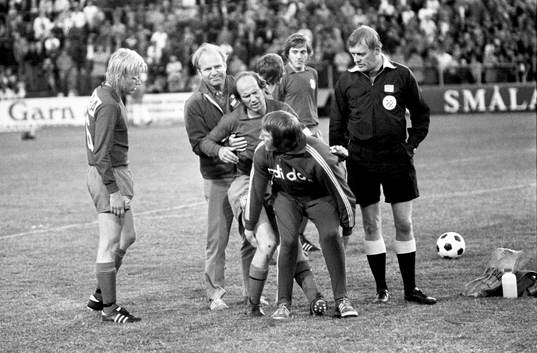 Tommy Svensson, Öster, skadar sig och bärs ut