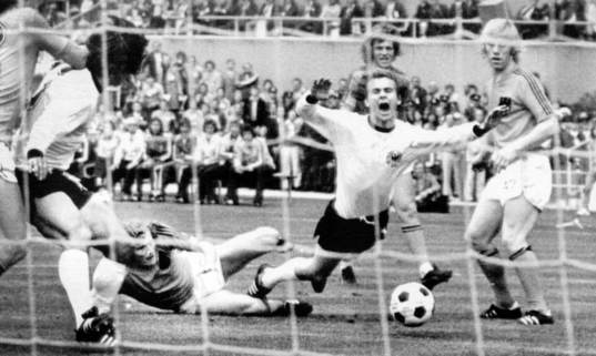 Bernd Hölzenbein, Västtyskland fälls