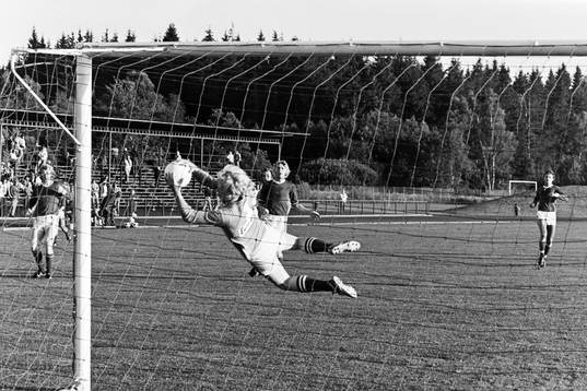 Hässleholms målvakt Claes Flink med en räddning