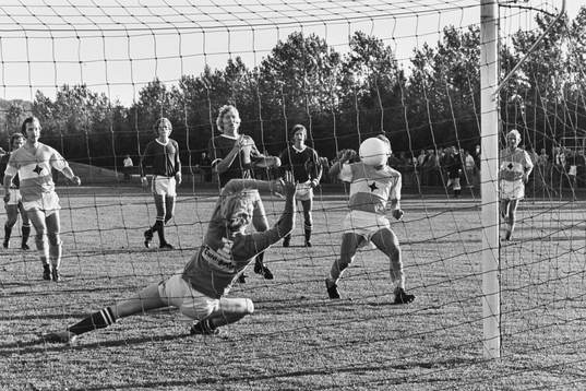 Bollen på väg in i mål bakom hässleholms målvakt Claes