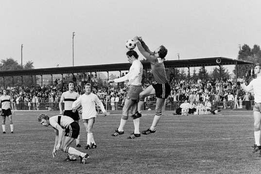 Ove Sundqvist, målvakt i Hässleholm boxar ut bollen