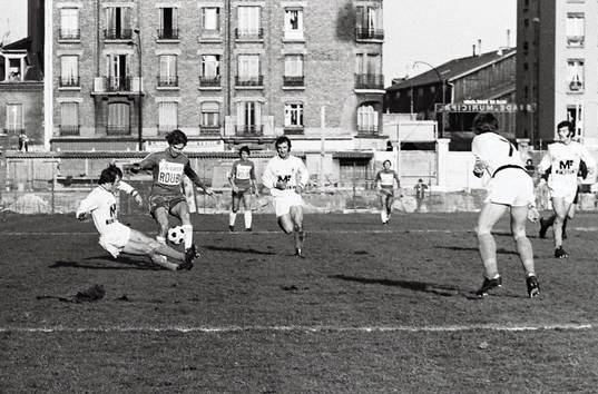 Roger Magnusson (Red star) taclÈ par Dominique Bathenay