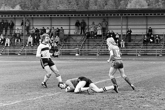 Hässleholms målvakt Lars Nordin med bollen i säkert