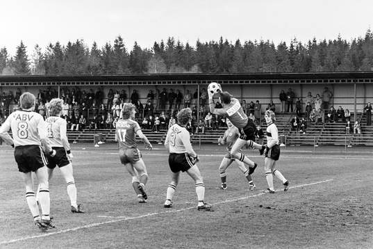 Hässleholms målvakt Lars Nordin greppar bollen