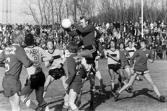 Helsingborgs målvakt John Hansen med bollen i säkert