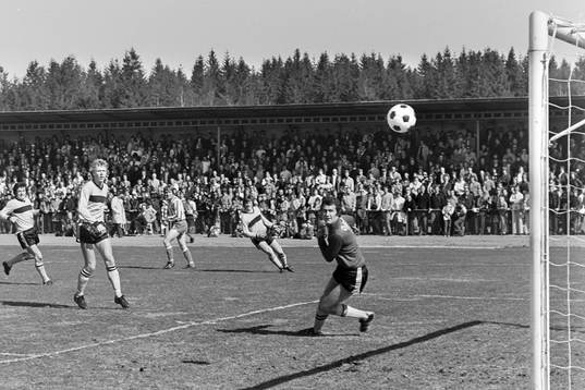 Bollen på väg in i mål bakom hässleholms målvakt Lars