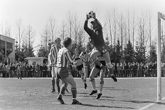 Göteborgs målvakt Jan Nordström med bollen i säkert