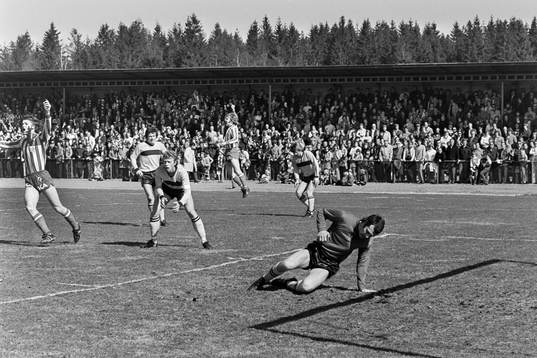 Bollen i mål bakom hässleholms målvakt Lars Nordin och