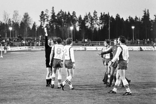 Göran Lundberg, domare varnar en sundsvallsspelare