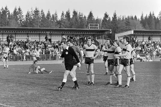 Domaren har blåst straff till Karlskoga och Lars Nordin,