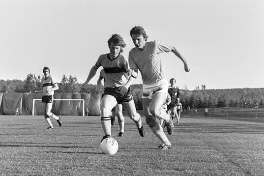 Hässleholms Håkan Bergstrand jagar en rååspelare
