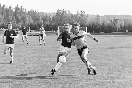 Hässleholms Bertil Arnesson i kamp om bollen