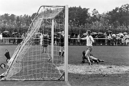 Bollen i mål bakom Leif Persson, målvakt i Mjällby och
