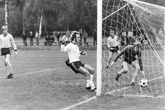 Göran Edvinsson slår in bollen bakom osbys målvakt