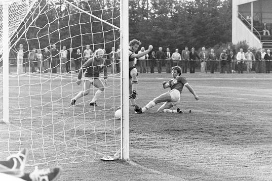 Bertil Arnesson, Hässleholm rullar in bollen i mål