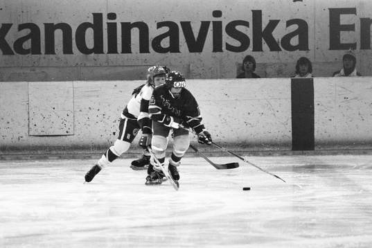 En frölundaspelare med pucken