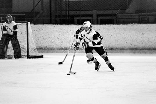En röglespelare med pucken