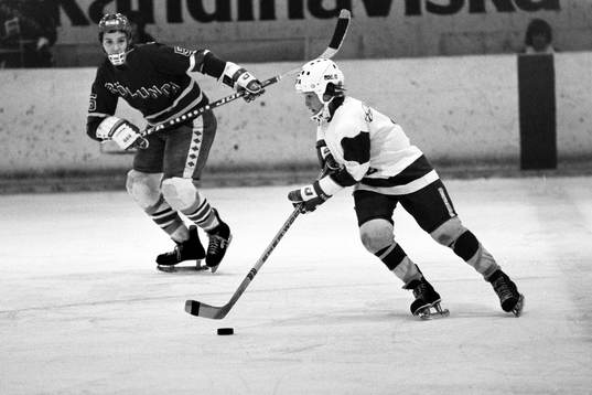 En röglespelare med pucken