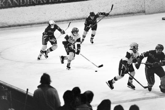 En röglespelare med pucken