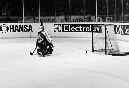 Pucken i mål bak kanadas målvakt