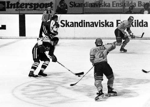Phil Esposito, Kanada med pucken