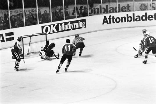 Pucken i mål bak kanadas målvakt