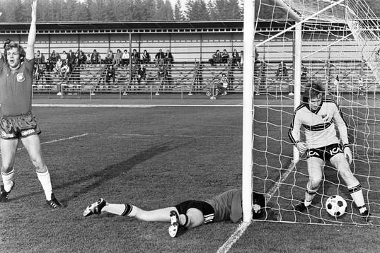 Bollen i mål bakom hässleholms målvakt Lars Nordin